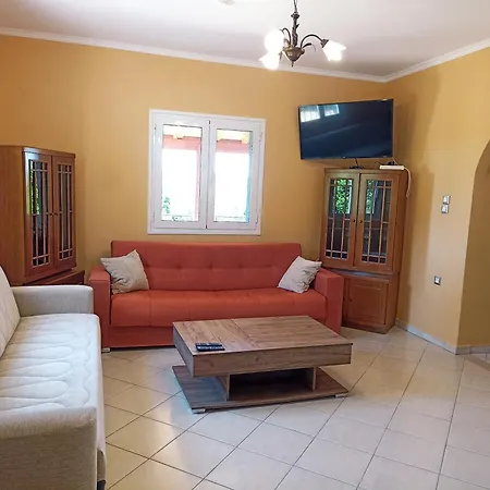 Private , 5 Min Drive From The Μηνιά