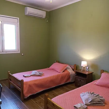 Private , 5 Min Drive From The Μηνιά