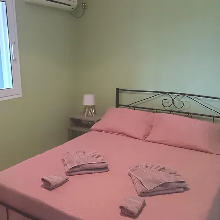 Villa Private , 5 Min Drive From The *
