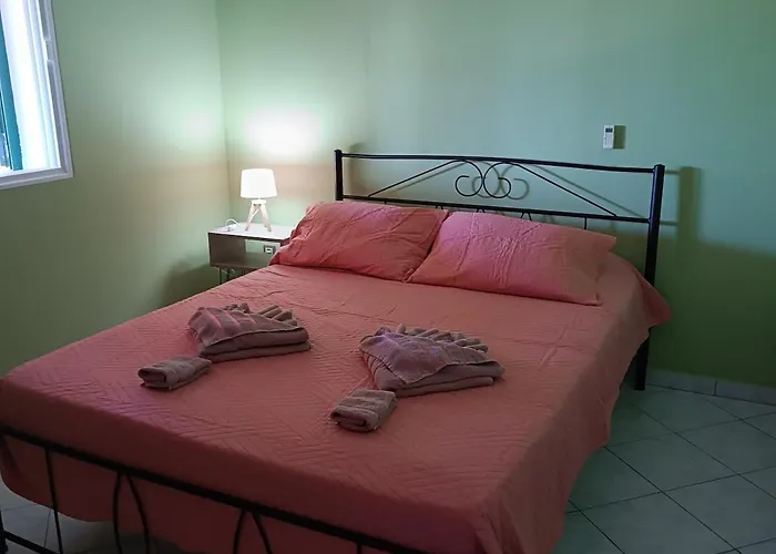 Private , 5 Min Drive From The Villa Minia