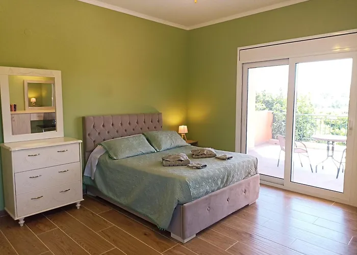 Private , 5 Min Drive From The