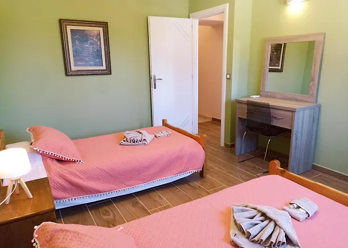 Private , 5 Min Drive From The Villa *