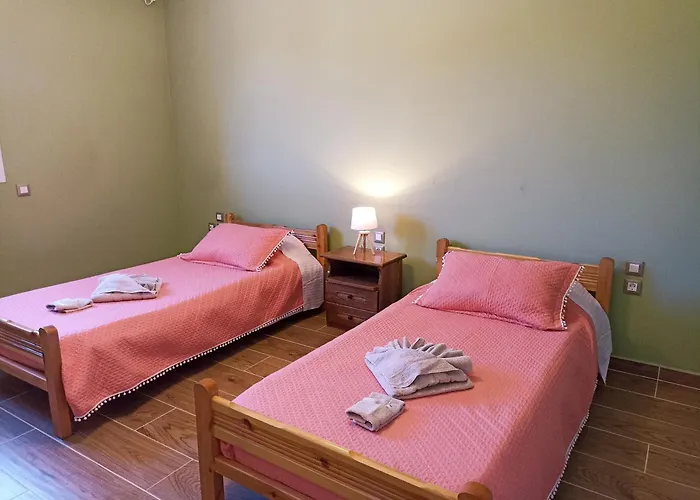 Private , 5 Min Drive From The *
